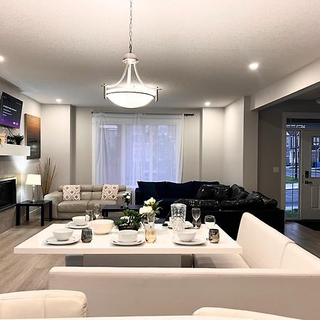 Flowealth Property Luxury Villa Near Lake Netflix Tv Wifi Calgary Exterior photo
